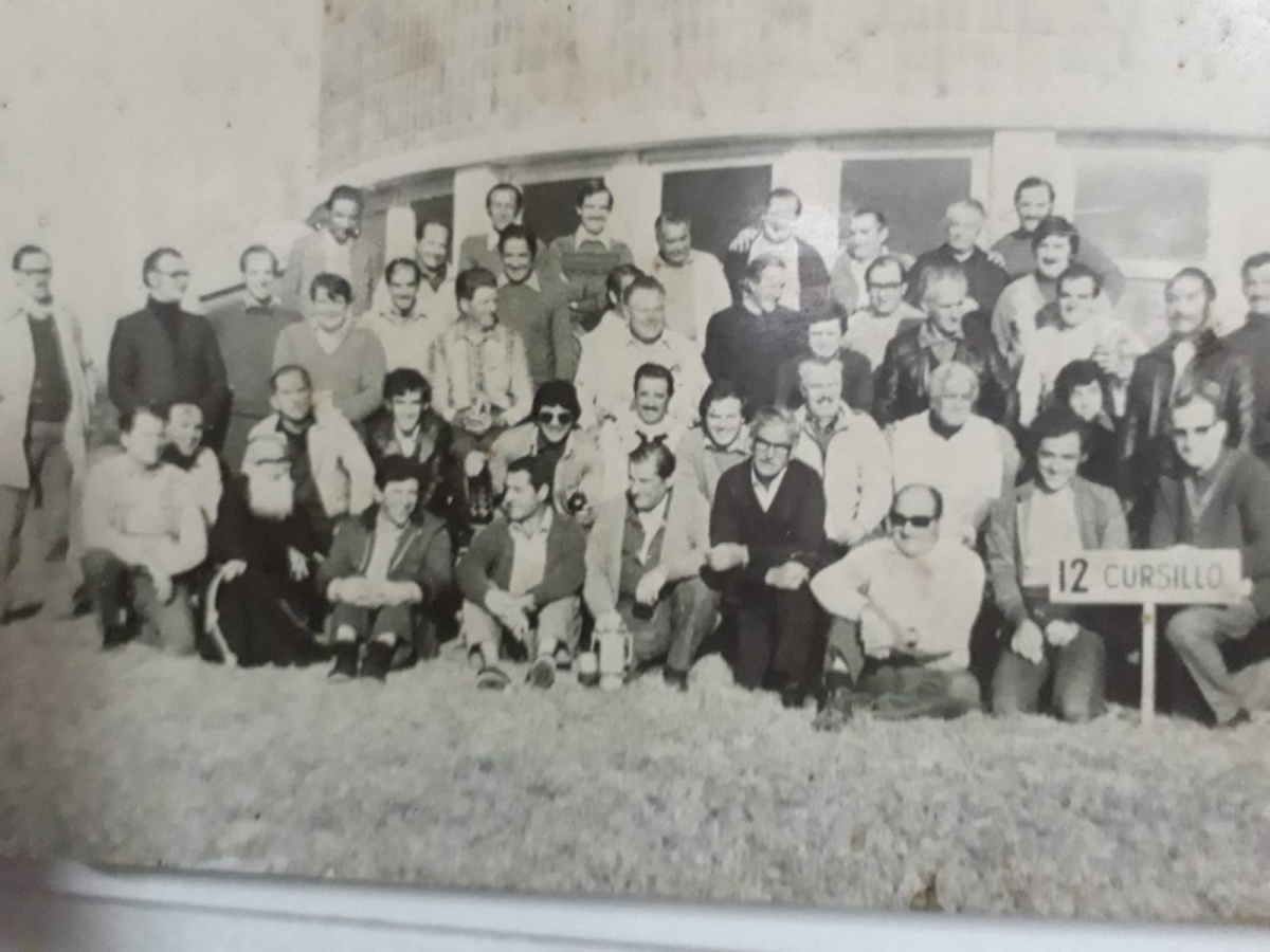 Fotografía de grupo del 12.º Cursillo, según el cartel visible en la imagen