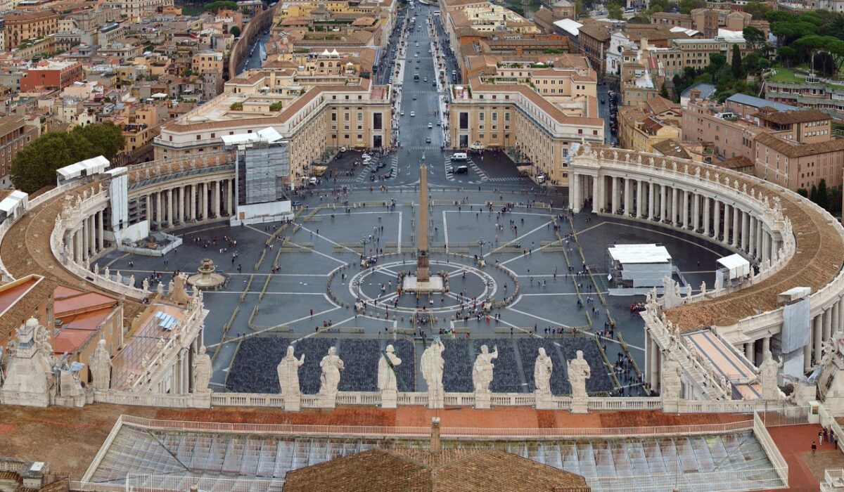 Vista elevada de la plaza de San Pedro y la columnata. / Elevated view of St Peter’s Square and its colonnade.