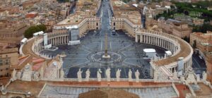 Vista elevada de la plaza de San Pedro y la columnata. / Elevated view of St Peter’s Square and its colonnade.