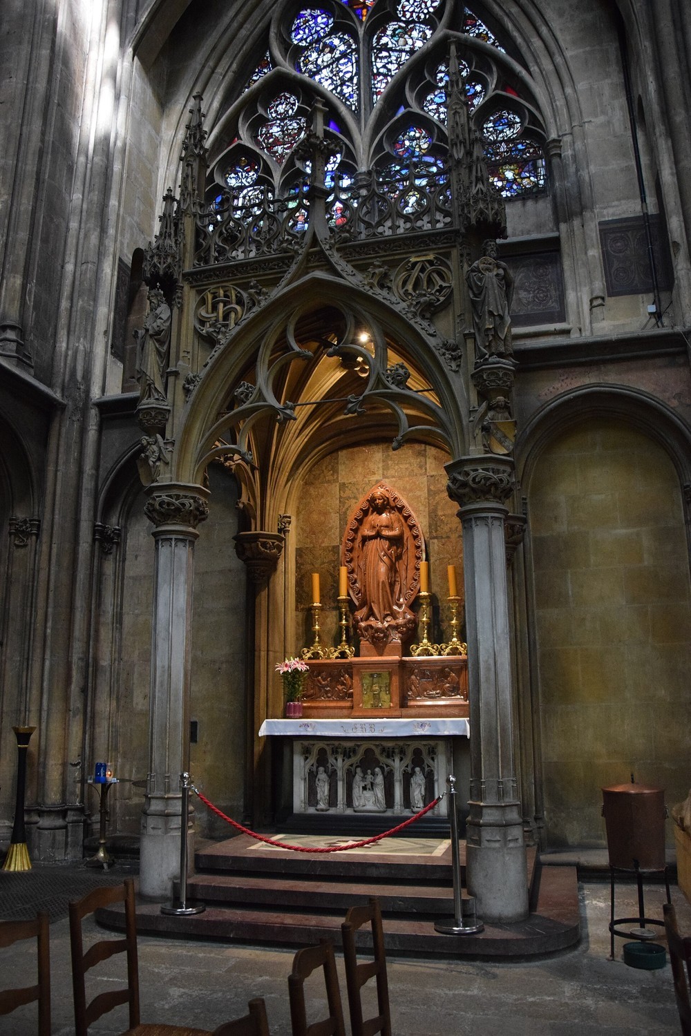 Nave gótica iluminada y vidrieras de la catedral de Metz.