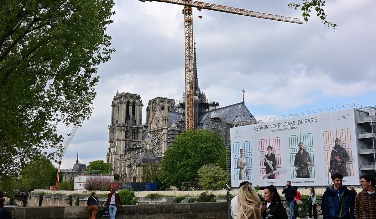 Fachada y torres de Notre Dame de París después de su restauración.