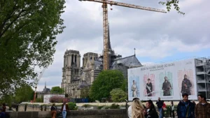 Fachada y torres de Notre Dame de París después de su restauración.