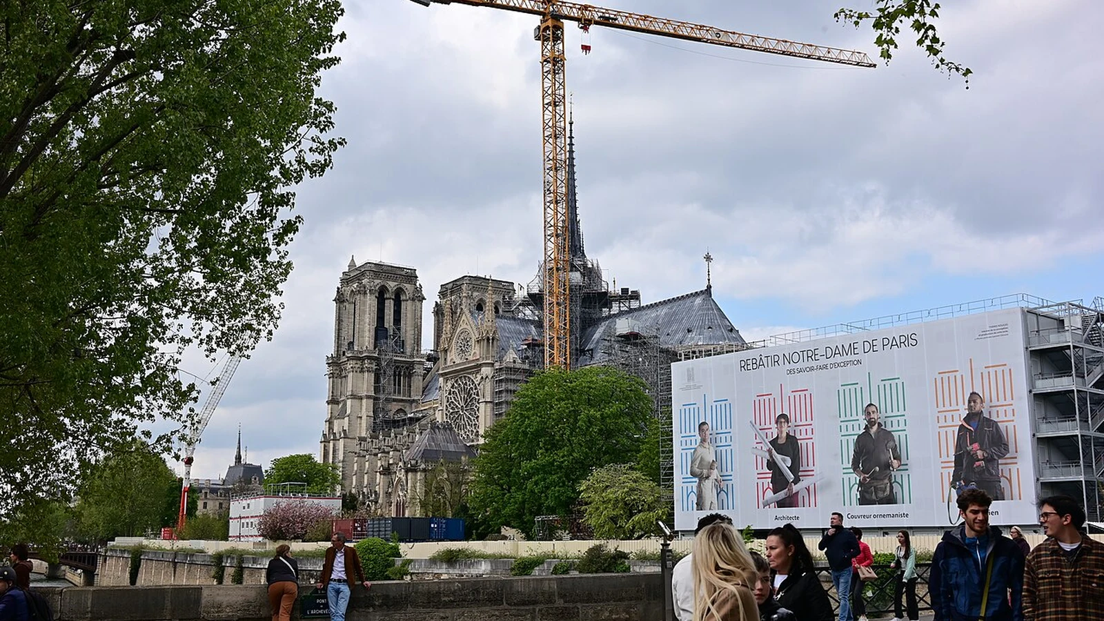Fachada y torres de Notre Dame de París después de su restauración.